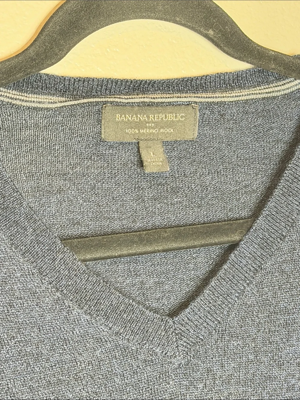 Banana Republic Men’s 100% Wool V-Neck Sweater - Greyish Navy size large(bin13)